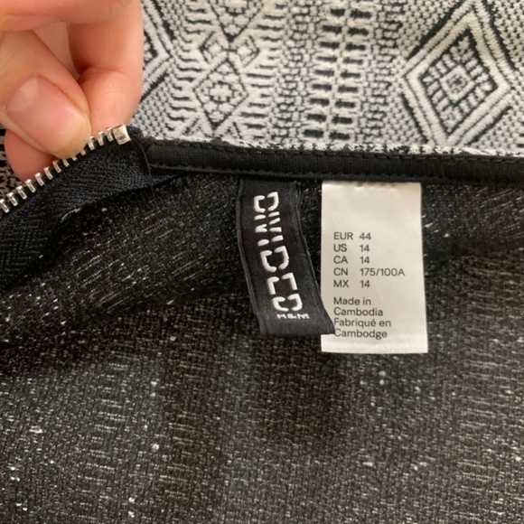 Patterned Peplum Dress - Picture 3 of 4